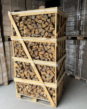 Ąžuolinės malkos, sausos, džiovintos kameroje iki 15-18% drėgnumo, supakuotos į medines dėžes.